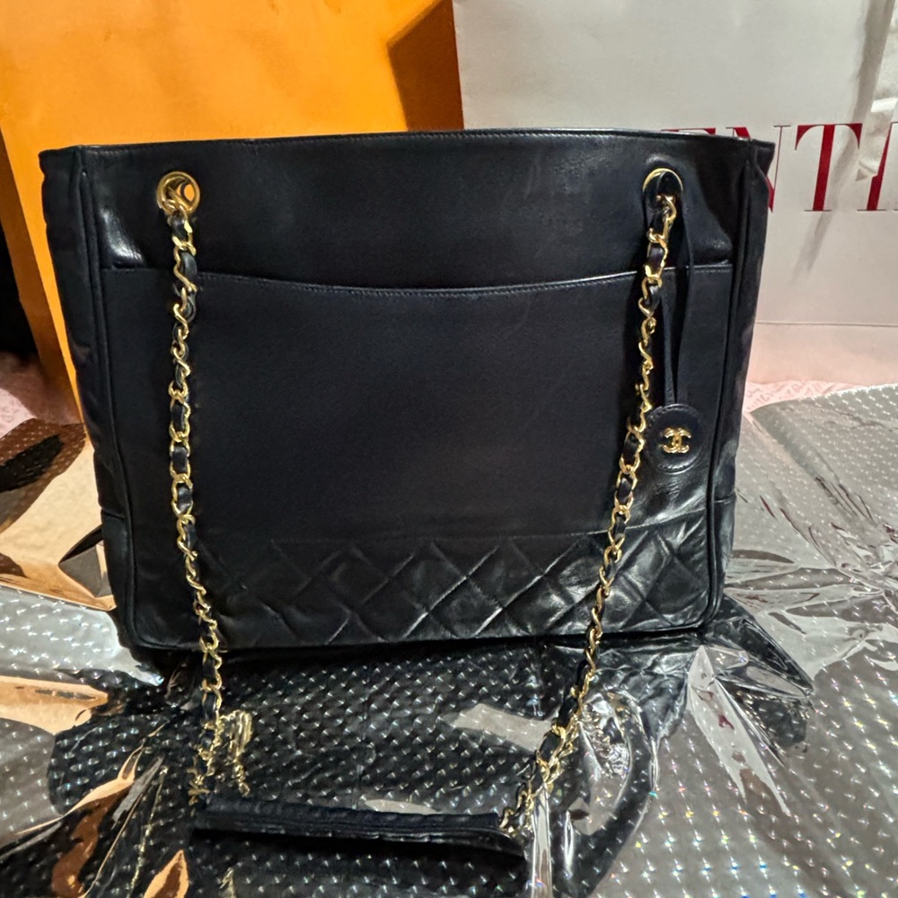 Vintage Chanel Black Leather tote - Picture 10 of 16